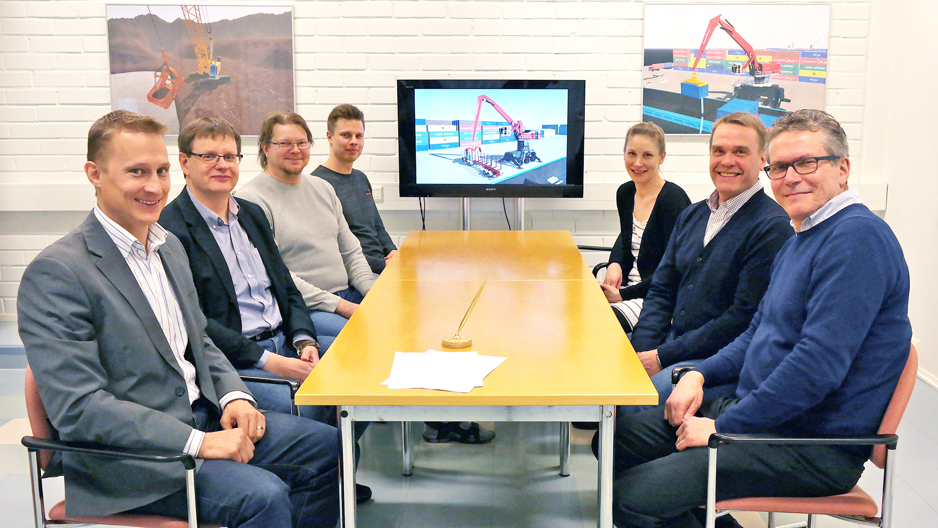Simo Knutas and Pasi Honkanen from EKAMI, and Saara Ruotsalainen, Simo Huttunen, Asko Rouvinen, Raimo Nikkilä and Tero Koskipalo from Mevea agreed on cooperation (pictured from right to left).