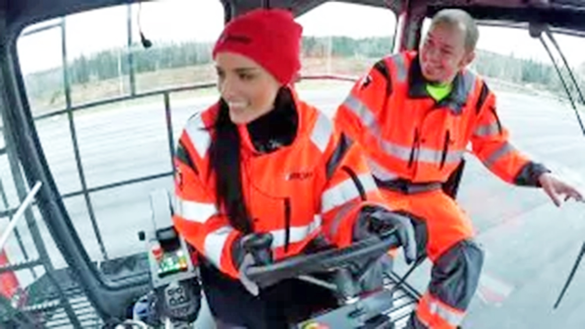 Reporter Mia Pelttari testing Kalmar Straddle Carrier.